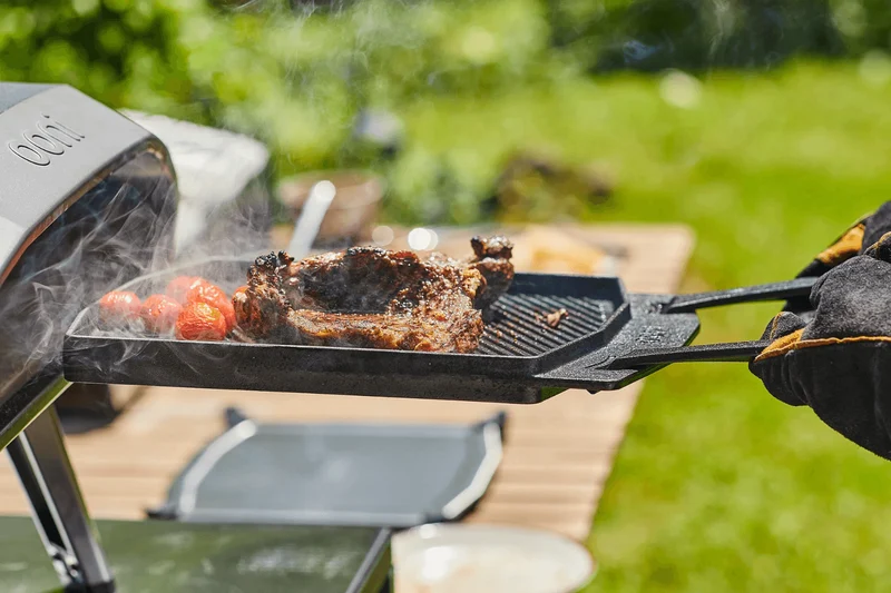 Poêle à griller Ooni double face en fonte manches amovibles + dessous-de-plat inox