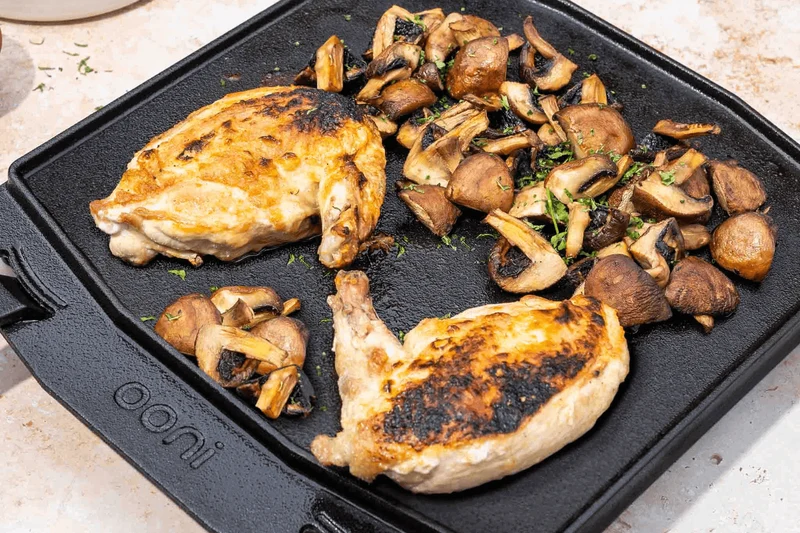Poêle à griller Ooni double face en fonte manches amovibles + dessous-de-plat inox
