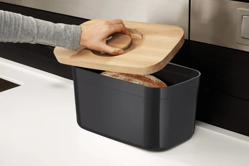 Boîte à pain Joseph Joseph en polypropylène noir avec couvercle en bambou
