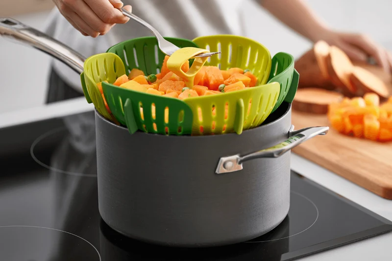 Panier vapeur pliable Joseph Joseph Bloom en silicone vert