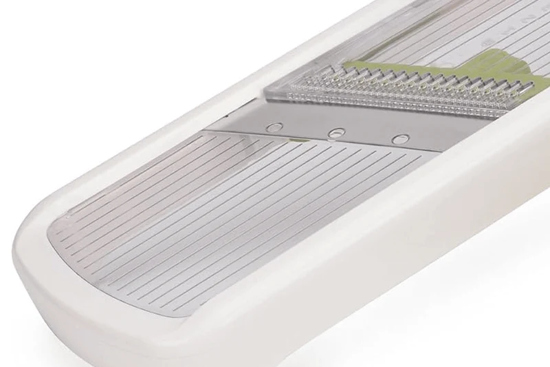 Mandoline Joseph Joseph Multi-Grip Plus avec poussoir et poignée pliante