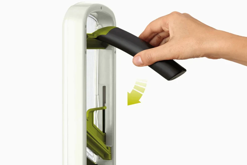 Mandoline Joseph Joseph Multi-Grip Plus avec poussoir et poignée pliante