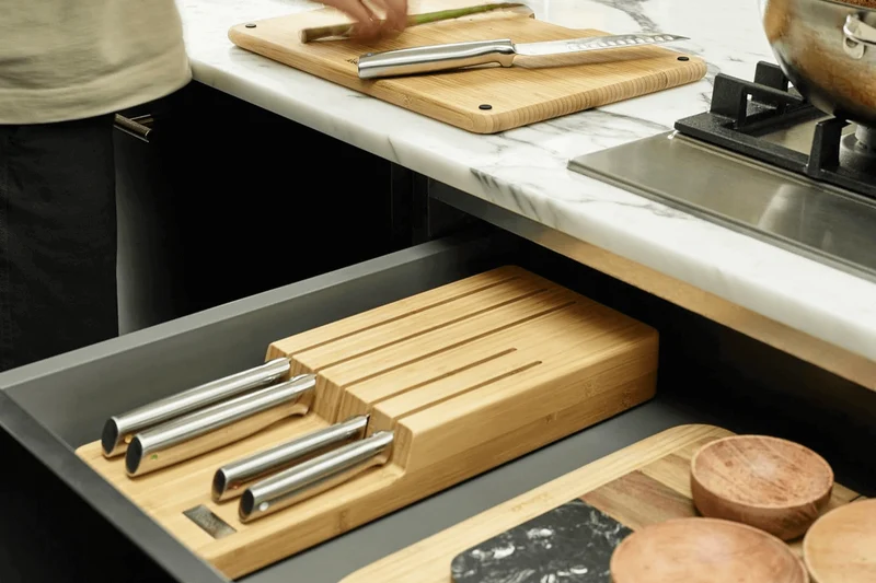 Set de 5 couteaux Joseph Joseph Elevate Steel Knives Bamboo Store + plateau en bambou