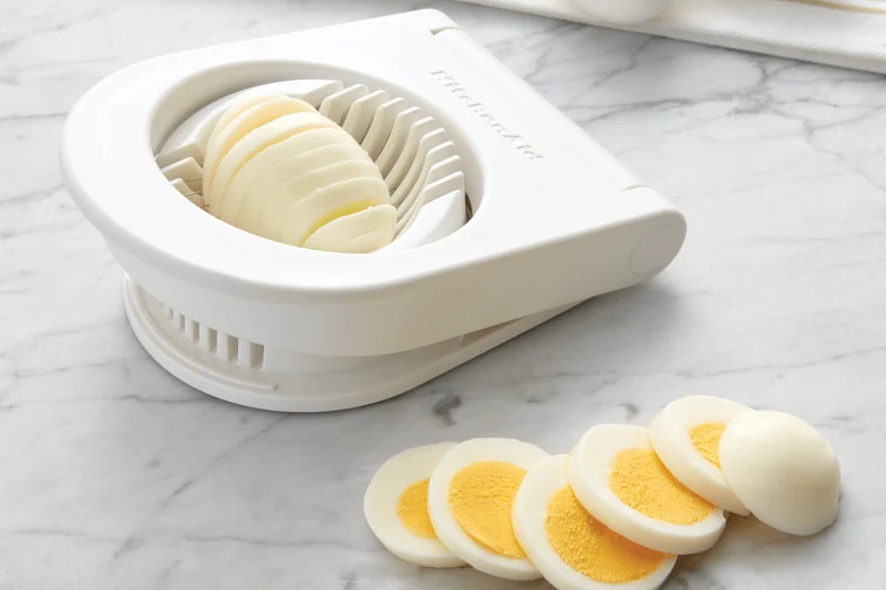 Coupe-oeufs Kitchen Aid en acier inoxydable et polymère blanc