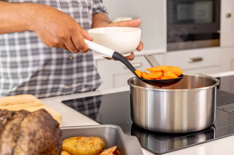 Cuillère ajourée Kitchen Aid en nylon 34cm