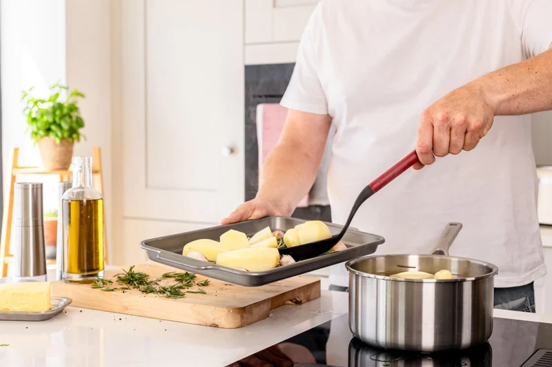 Cuillère ajourée Kitchen Aid en nylon 34cm