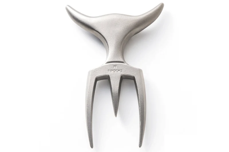 Fourchette à viande Tridens en acier inox brut avec socle en hêtre à empreinte
