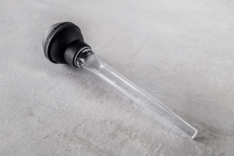 Seringue à badigeonner Kitchen Aid en silicone noir