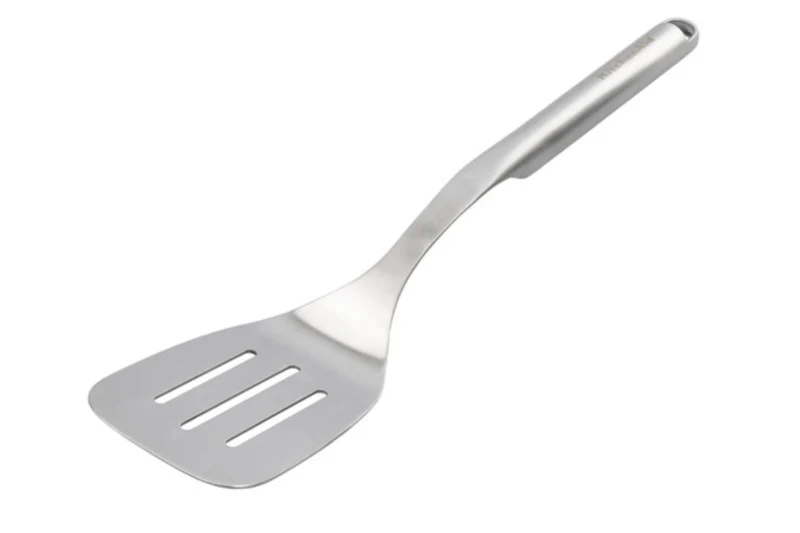 Spatule coudée ajourée Kitchen Aid tout en acier inoxydable
