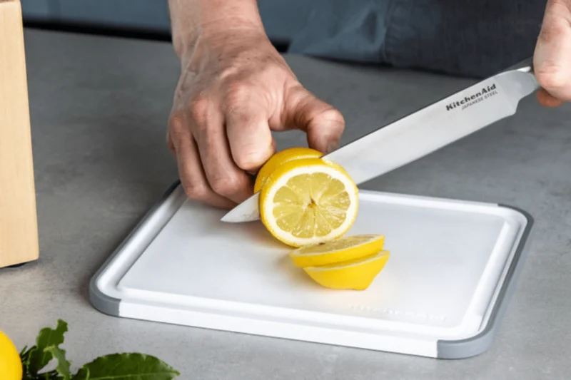 Planche à découper anti-glisse Kitchen Aid réversible en PP blanc