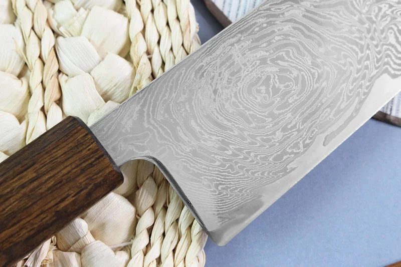 Couteau de chef japonais artisanal Wusaki Unagi AUS10 damas 24cm manche chêne