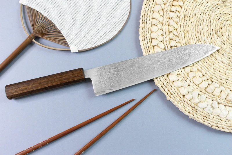 Couteau de chef japonais artisanal Wusaki Unagi AUS10 damas 24cm manche chêne