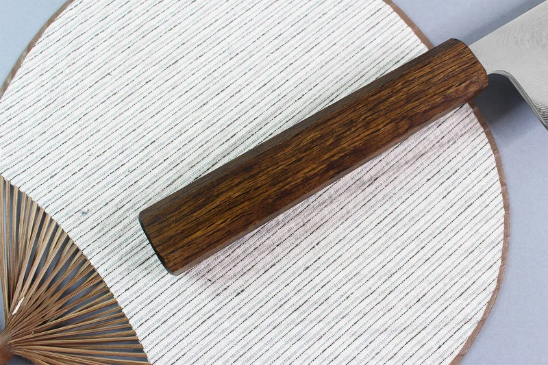 Couteau de chef japonais artisanal Wusaki Unagi AUS10 damas 24cm manche chêne
