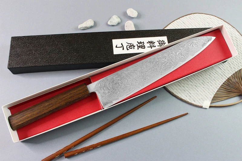 Couteau de chef japonais artisanal Wusaki Unagi AUS10 damas 24cm manche chêne