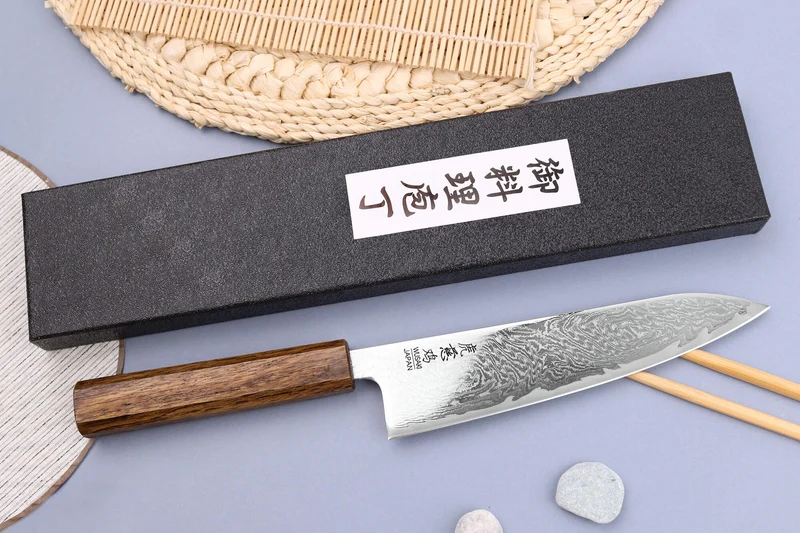 Couteau de chef japonais artisanal Wusaki Unagi AUS10 damas 18cm manche chêne