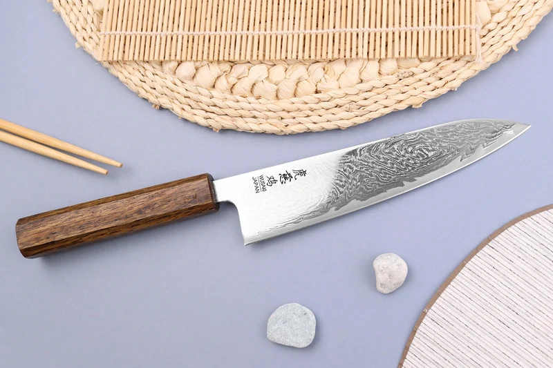 Couteau de chef japonais artisanal Wusaki Unagi AUS10 damas 18cm manche chêne