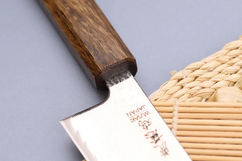 Couteau de chef japonais artisanal Wusaki Unagi AUS10 damas 18cm manche chêne