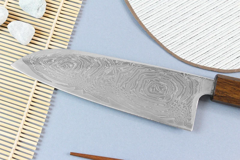 Couteau santoku japonais artisanal Wusaki Unagi AUS10 damas 16,5cm manche chêne