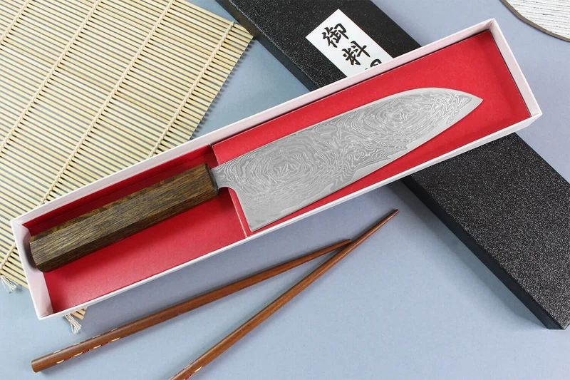 Couteau santoku japonais artisanal Wusaki Unagi AUS10 damas 16,5cm manche chêne