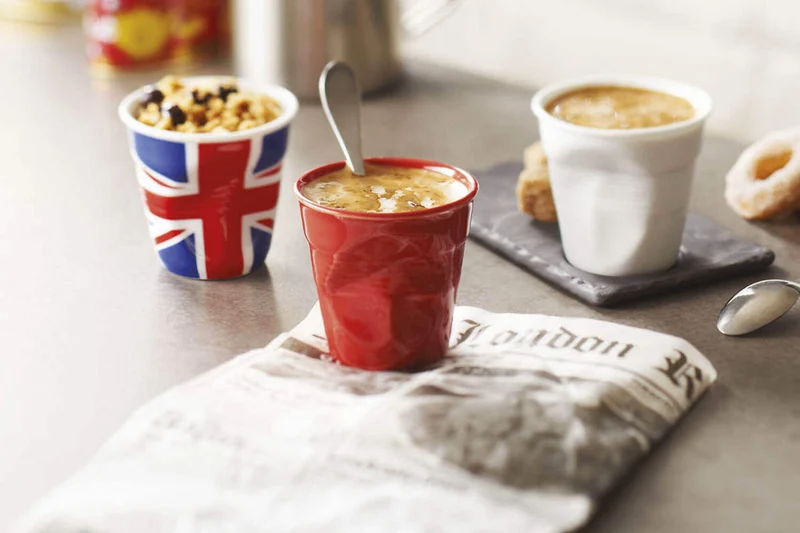 Tasse Revol Espresso Froissé 8cl en porcelaine piment