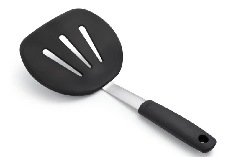 Spatule extra large flexible ajourée OXO en silicone