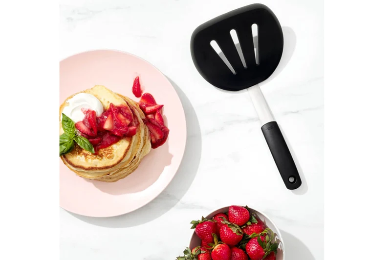 Spatule extra large flexible ajourée OXO en silicone