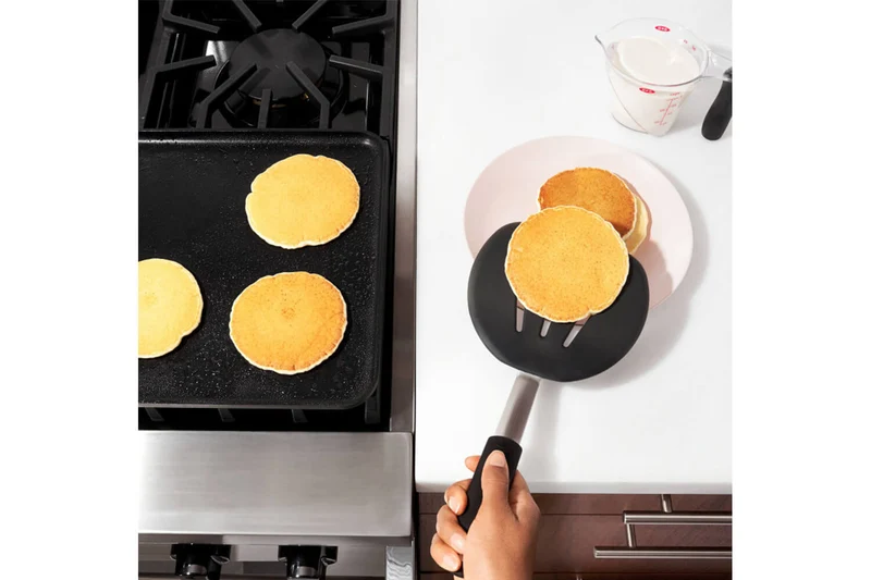 Spatule extra large flexible ajourée OXO en silicone