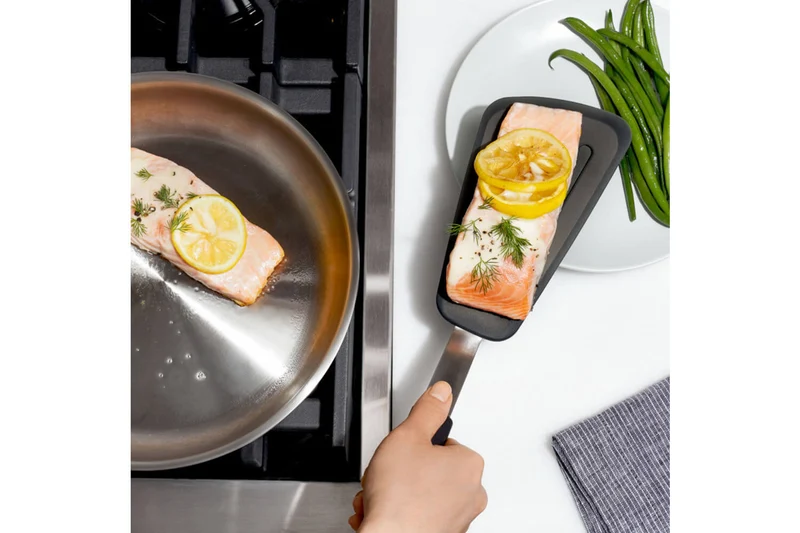 Spatule flexible ajourée OXO en silicone