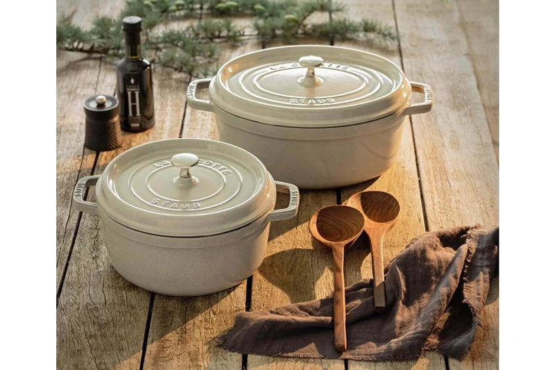 Cocotte STAUB ovale en fonte émaillée truffe blanche