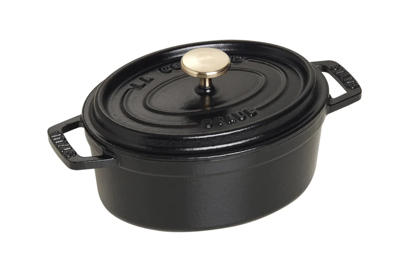 Cocotte Staub ovale en fonte émaillée noir mat