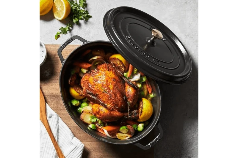 Cocotte Staub ovale en fonte émaillée noir mat