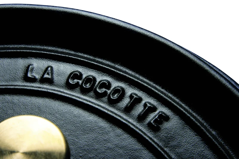 Cocotte Staub ovale en fonte émaillée noir mat