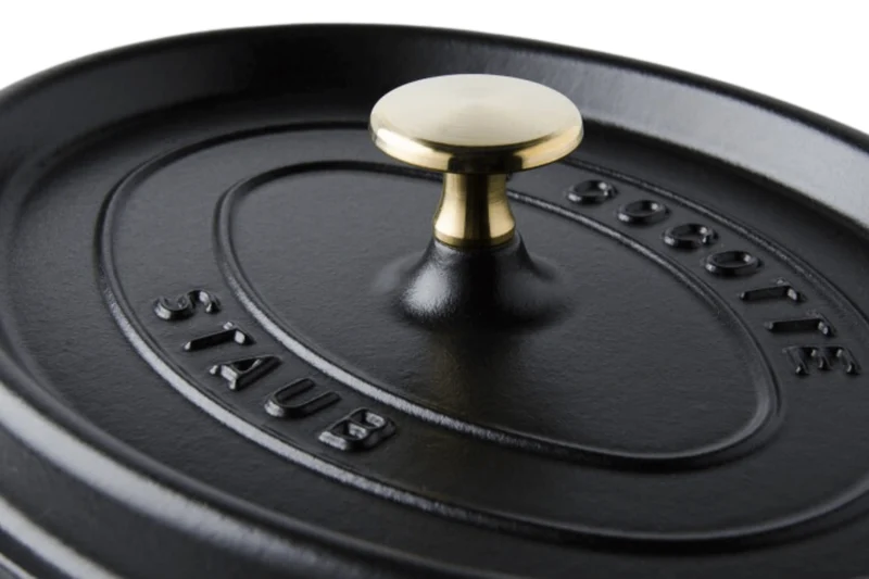 Cocotte Staub ovale en fonte émaillée noir mat