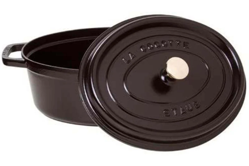 Cocotte Staub ovale en fonte émaillée noir mat