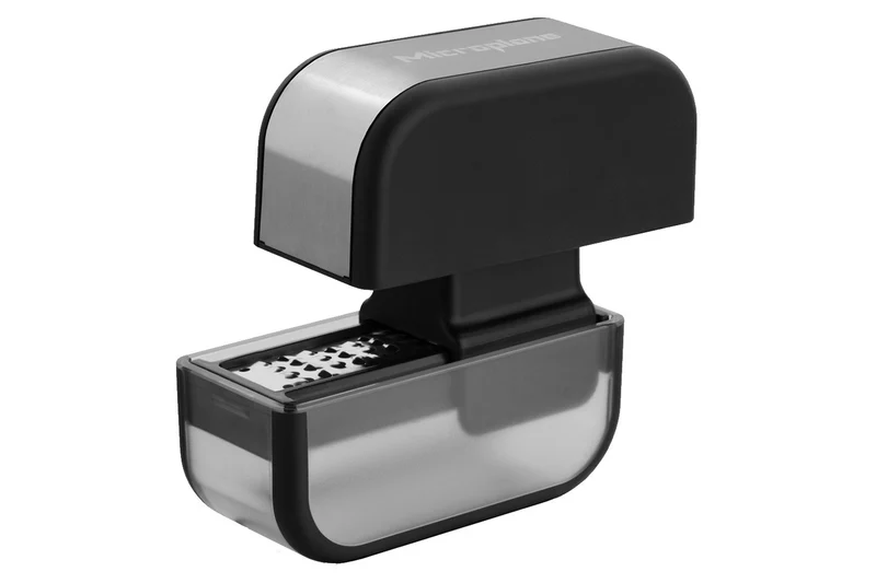 Coupe-ail Microplane noir avec grattoir