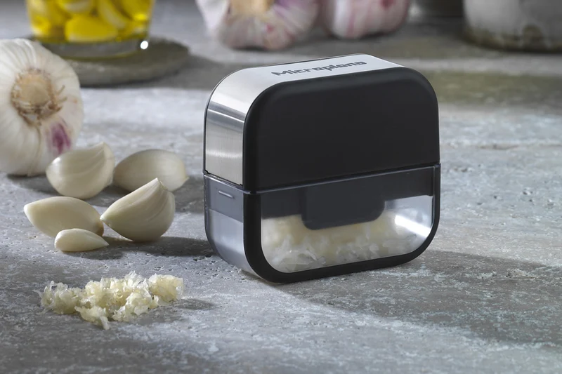 Coupe-ail Microplane noir avec grattoir