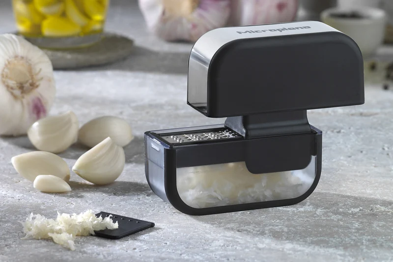 Coupe-ail Microplane noir avec grattoir