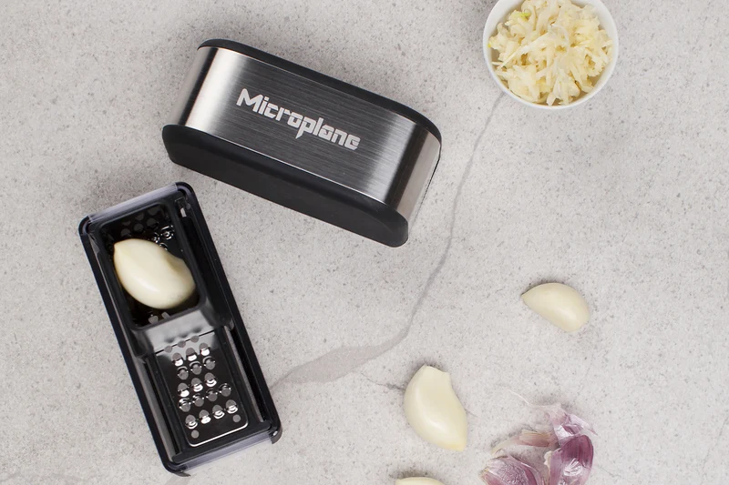 Coupe-ail Microplane noir avec grattoir