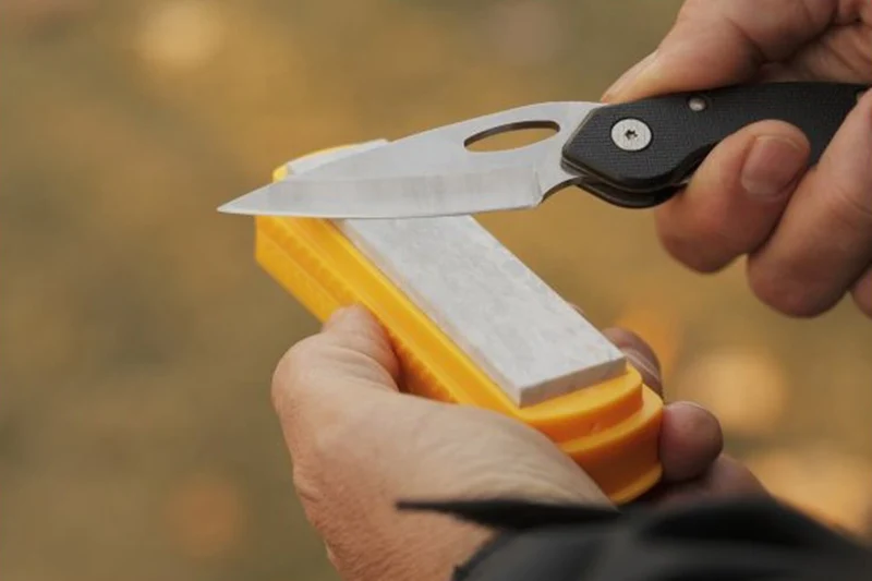 Pierre naturelle d'Arkansas Smith's 102 x 25mm grain fin + coffret support