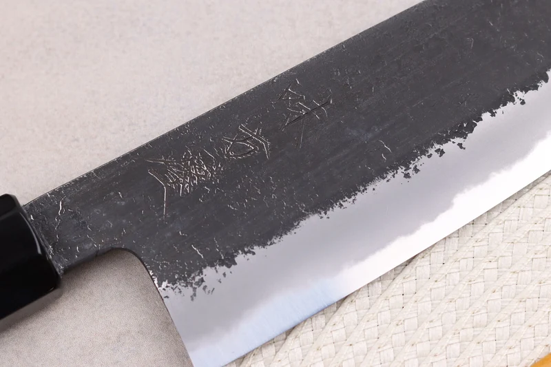 Couteau santoku 16,5cm japonais artisanal Hinoura Mutsumi Ajikataya Black Nashiji