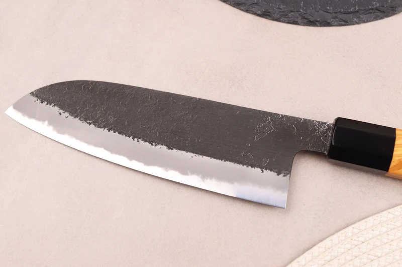 Couteau santoku 16,5cm japonais artisanal Hinoura Mutsumi Ajikataya Black Nashiji