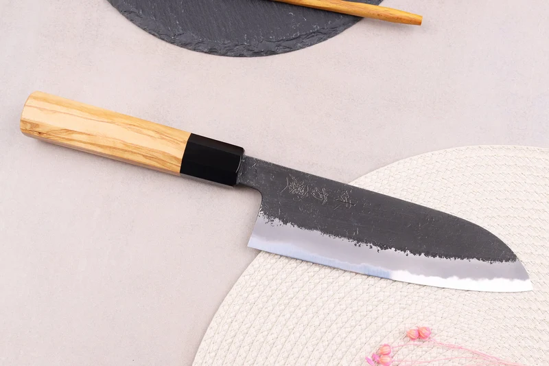 Couteau santoku 16,5cm japonais artisanal Hinoura Mutsumi Ajikataya Black Nashiji