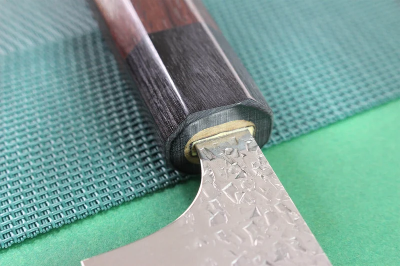 Couteau sujihiki japonais artisanal martelé Yu Kurosaki Shizuku 27cm acier SG2