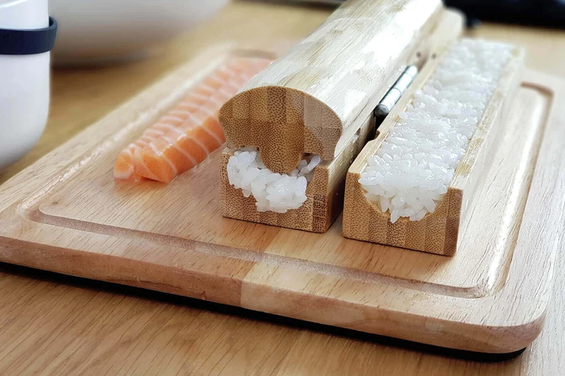 Coffret cadeau Sooshi Cookut 1 appareil à sushi/maki + 4 baguettes + 1 livre de recettes