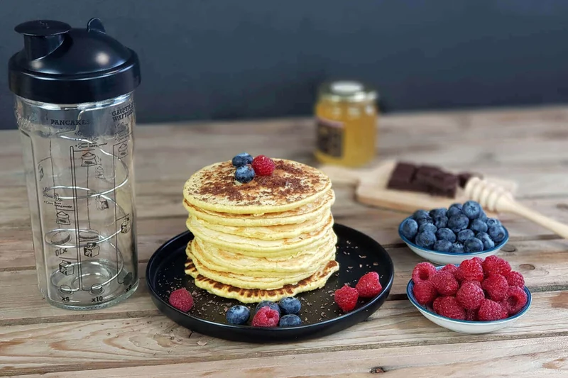 Coffret cadeau Cookut Shaker crêpes, pancakes + gaufres - 1 shaker + 1 tartineur + 1 livre recettes