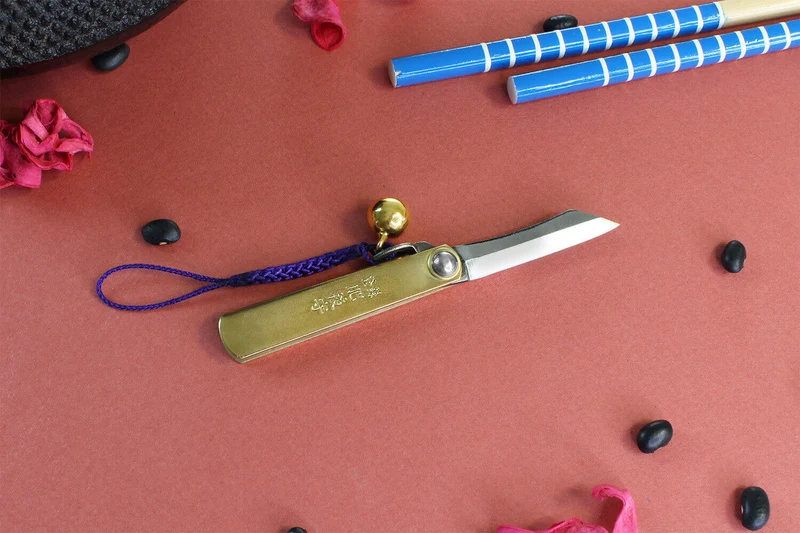 Couteau de poche Higonokami Kanetsune lame 4cm acier SK-5 manche laiton + grelot
