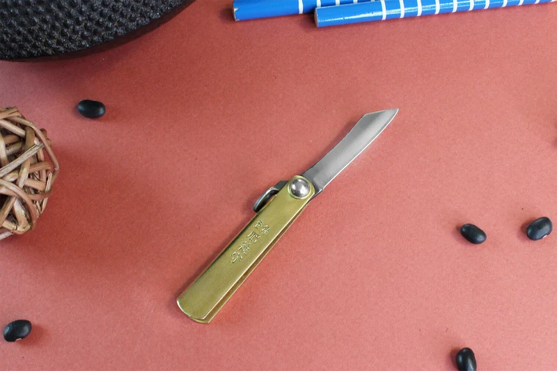 Couteau de poche Higonokami Kanetsune 4cm acier SK-5 manche laiton