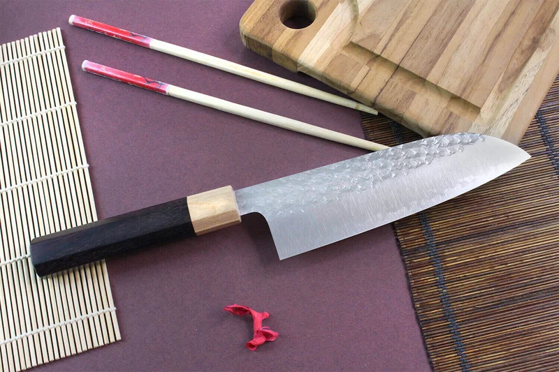 Couteau santoku japonais artisanal martelé Yu Kurosaki senko 16.5cm acier SG2