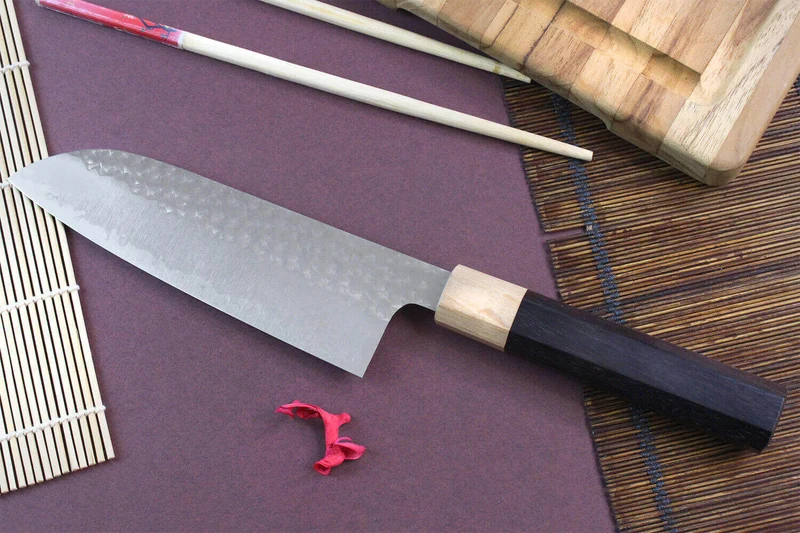 Couteau santoku japonais artisanal martelé Yu Kurosaki senko 16.5cm acier SG2