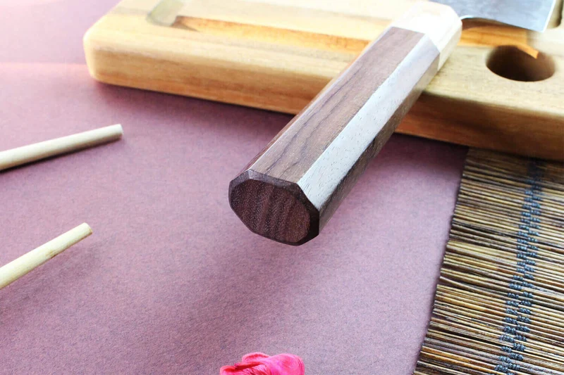 Couteau santoku japonais artisanal martelé Yu Kurosaki senko 16.5cm acier SG2